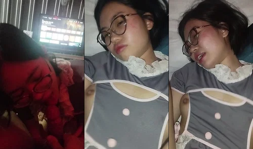 Bé sinh viên kính cận đã dâm em còn mặc quần xẻ đáy để anh chịch không cần cởi